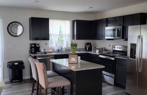 Milford House | Lee's Place Brand New 2BR Townhouse w/free parking