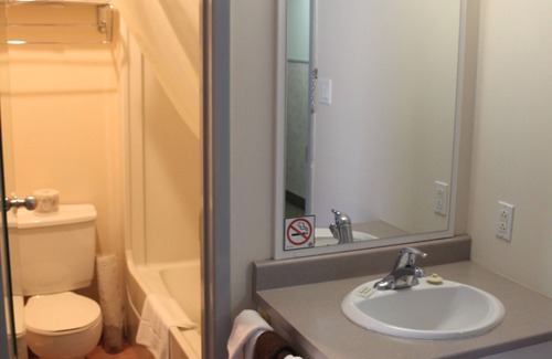 Timiskaming District Hotel | LEISURE INN