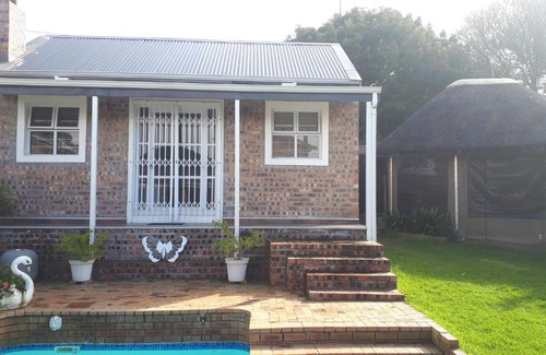 Eikenbosch Apartment | Lekker Le - Cottage