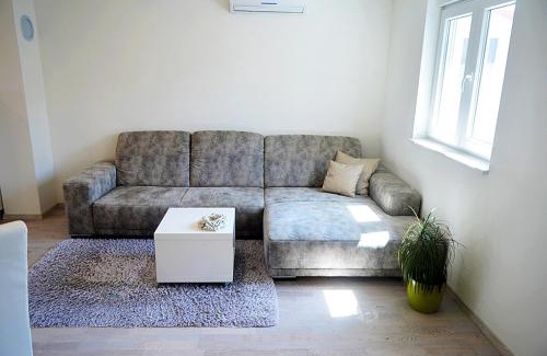 Gregovica Apartment | Leona