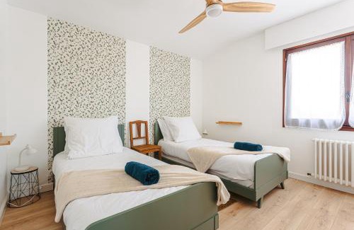 Saintes House | Les Arènes - Grande maison familiale rénovée, 6 à 12 personnes , Vue sur les Arènes, Garage véhicule électrique, Parking Gratuit