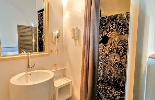 Sainte-Julie Hotel | Les Chambres De La Renaissance