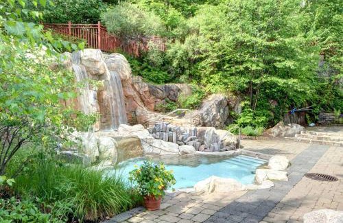 Tremblant-Les-Eaux Ski Chalet | Les Eaux Tremblant Classic Chalet Pool & Jacuzzi