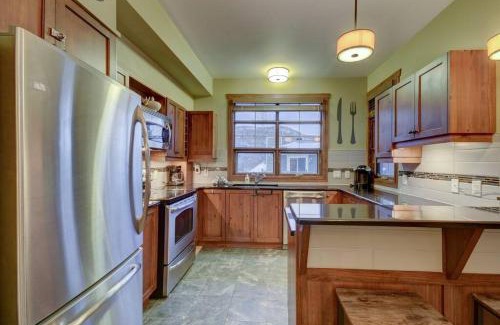 Tremblant-Les-Eaux Ski Chalet | Les Eaux Tremblant Classic Chalet Pool & Jacuzzi