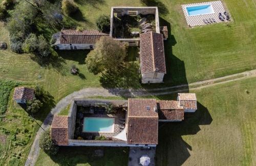 Champagne-et-Fontaine House | Les Ecures 1