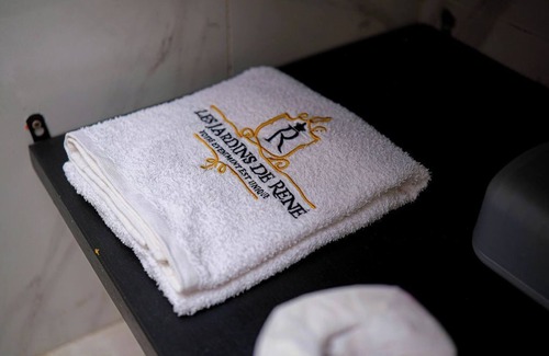 Yaounde Bed & Breakfast | Les Jardins de René - Miracle