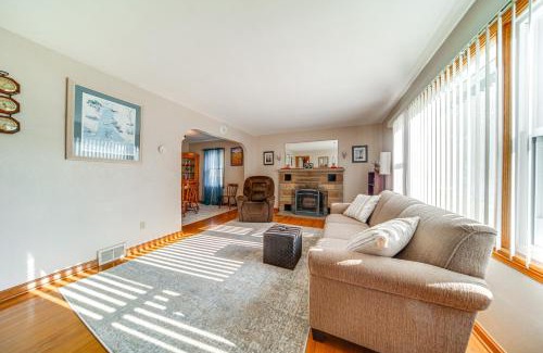 Ashtabula House | Less Than 1 Mi to Lake Erie Ashtabula Hideaway!