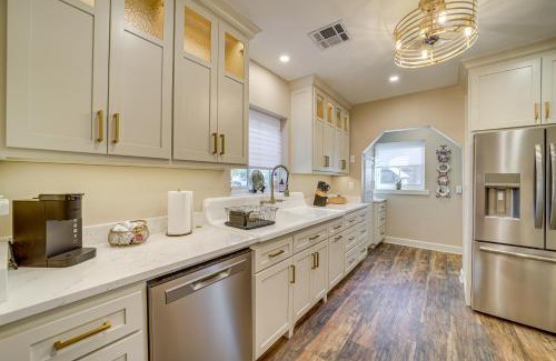 Sand Springs House | Less Than 9 Mi to Dtwn Tulsa Lovely Home with Yard and Deck!