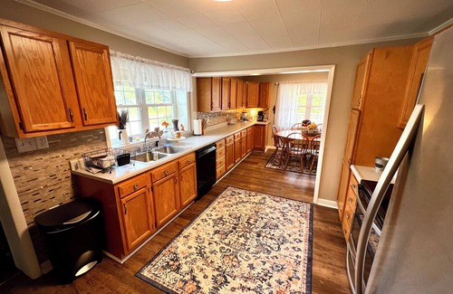 Victor House | Lester Lodge minutes to New River Gorge. Charming 5 bedroom house on 4.5 acres