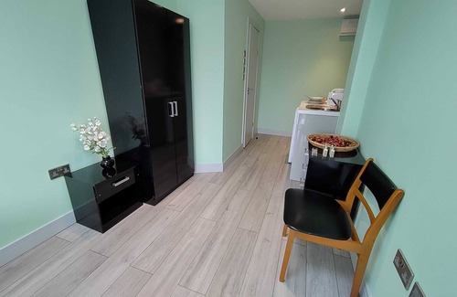 Pinkwell House | Letzi private en-suite, Near Heathrow Airport T3