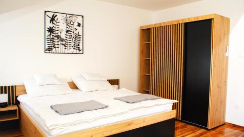 Pusztaszabolcs Apartment | Liget Apartman