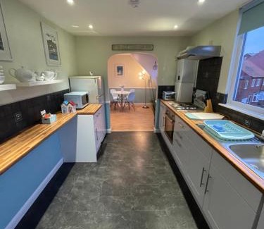 Scarborough Apartment | Lighthouse View, one min from harbour & beach