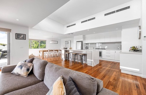 McCrae House | Lighthouse Views, McCrae - 1 NIGHT FREE!* - Stunning views of bay and lighthouse