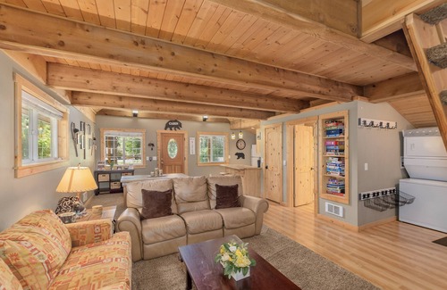 Ardenvoir Cabin | Lil Bigfoot Chalet-Cozy Couples Retreat, Hot Tub