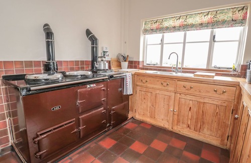 Malvern Cottage | LILAC COTTAGE, pet friendly, with open fire in Great Malvern