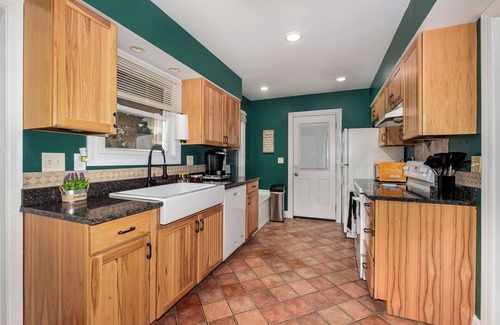 Williamstown Cottage | Lilly's Cottage-Minutes to the Ark! Newly Updated! Sleeps 7!