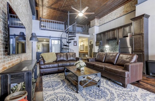 Lincoln Apartment | Lincoln’s Loft - Speakeasy Suite