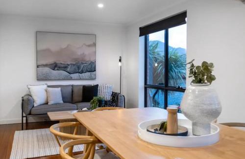 Sandy Bay Villa | Lipscombe Mt Wellington view luxury house