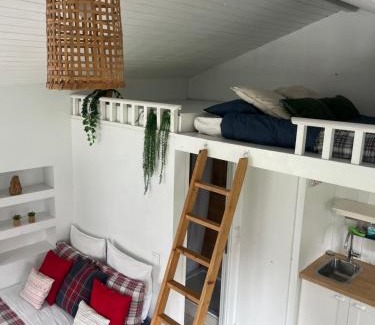 Linda-a-Velha Ski Chalet | Lisbon Cozy House w/Garden and Pool