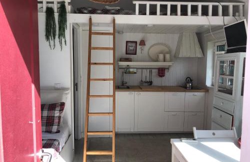 Linda-a-Velha Ski Chalet | Lisbon Cozy House w/Garden and Pool