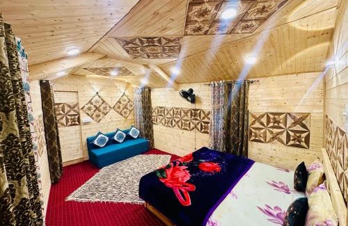 Dal Lake Boat Rental | Little blue Moon