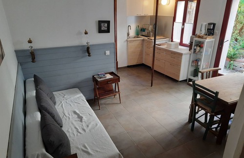 Lodi House | Little House 3 stars at the end of a garden