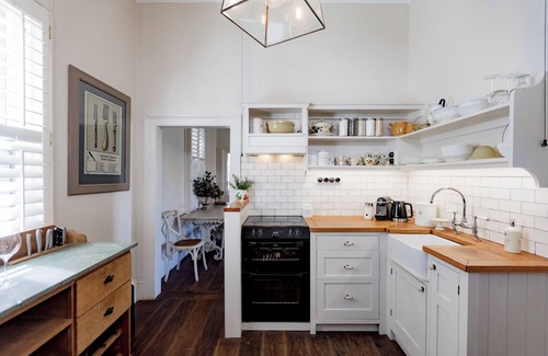 Wollongong Cottage | Little Milton restored Heritage Cottage 5 minutes walk to Harbour, Beaches & CBD