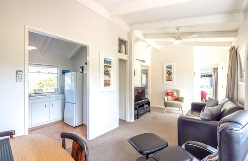 Oneroa House | Little O Bach at Little Oneroa, Waiheke Island