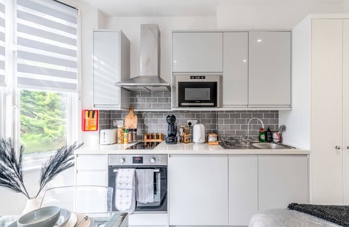 Harrow Apartment | Livestay Studio Retreat for 2 in Central Harrow*1