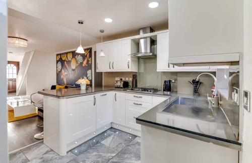 Whitechapel Apartment | LiveStay - Stylish 3-Bed Gem in Trendy E1 London
