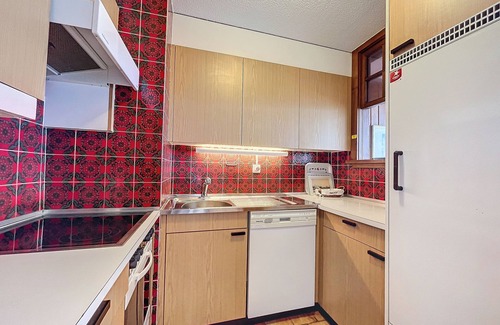 Verbier Apartment | Living room with eating corner, open kitchen with vitroceram, dishwasher, microwave and Nespresso ma