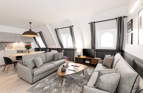 Strasbourg -Saint-Denis Apartment | LivinParis | Luxury A/C 2 Bedrooms Le Louvre - Sacré Cœur View