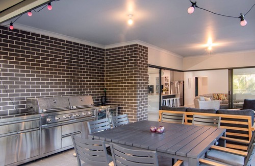Elizabeth Beach House | Lizzie Bliss Beach Luxury - Entertainer's Delight - Pet Friendly - Full Linen