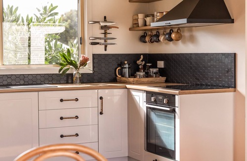 Coles Bay House | Lobster Pot Cabin, Beachfront Escape - Coles Bay
