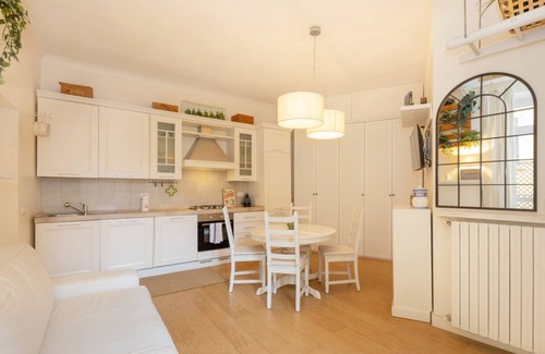 Porta Garibaldi Apartment | Located on the second floor of a typical Milanese condominium, this two-room apartment combines comfort and contemporary style. The flat features a fully equipped kitchen, ideal for those who love to cook and host. You will find a hob, oven, fridge, dish