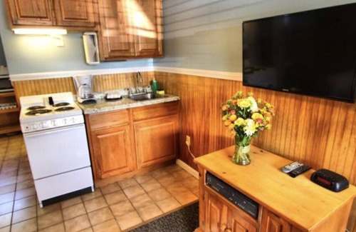 Block Island Resort | Located steps from Old Harbor and beaches nRestaurants and shops one block away.