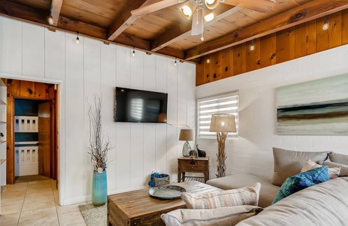 South Mission Beach Cottage | LOCATION! A/C. Play w/Beach Gear. Private Patio. CLEAN. Parking