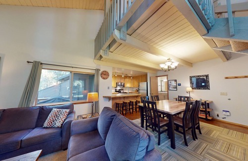 Tennis Village Condo | Lodge-Style Condo with A/C, BBQ & Easy Spa Access