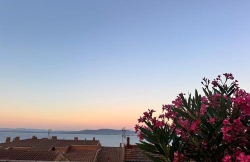 Monte Argentario Apartment | Loft due livelli di design pubblicato su riviste architettura con due posti auto