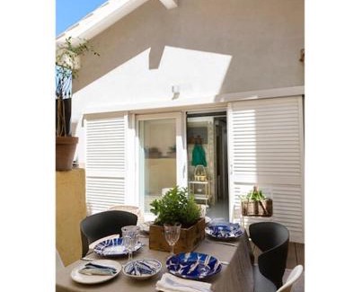 Monte Argentario Apartment | Loft due livelli di design pubblicato su riviste architettura con due posti auto