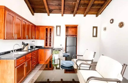 Antigua Guatemala Apartment | Loft en las cercanías de Antigua con cocina, internet, Netflix, piscina y grill
