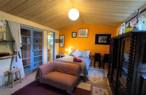 Vargem Grande House | Loft na Floresta com Trilhas e Lago. Jardim Exuberante, Pássaros céu Espetacular