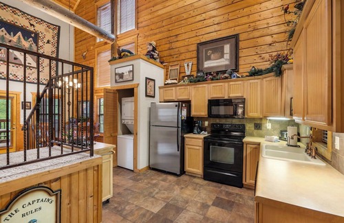 Branson Theater District Cabin | Log Cabin Getaway - Five minutes from Branson Shopping & Entertainment!