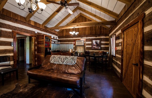 Lindale Cabin | Log Cabin in Woods W/Trail & Scavenger Hunt Wood Fireplace, Lindale Canton Tyler