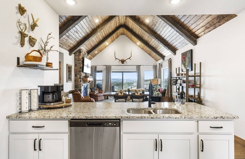 Branson Theater District House | Log Cabin with Ozark Sunset Views, $400 Daily Activities Included, Pickleball