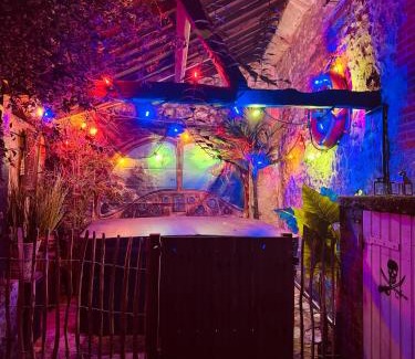 Montreuil-sur-Therain House | Logement insolite La cachette des Pirates, Jacuzzi, ciné et pop corn