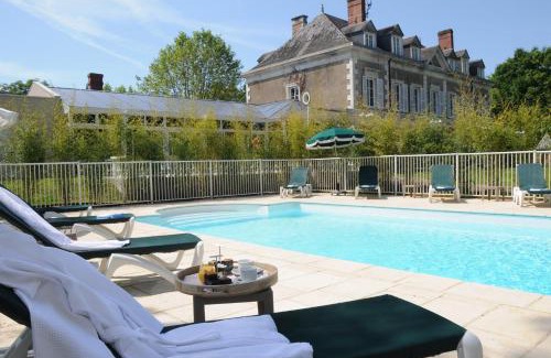 Salbris Hotel | Logis Domaine De Valaudran