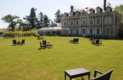 Salbris Hotel | Logis Domaine De Valaudran