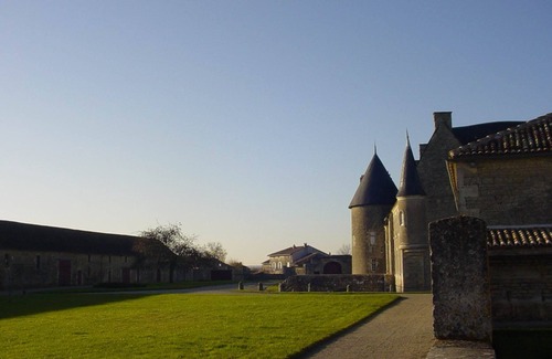 Paizay-Naudouin-Embourie House | Logis within the walls of the Château (Week-end)
