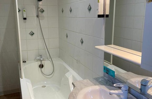 Lalacelle Hotel | Logis La Lentillere - Restaurant Côté Parc